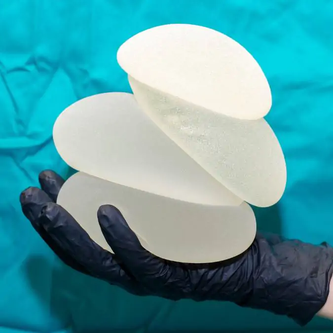 Silicone por baixo do músculo
