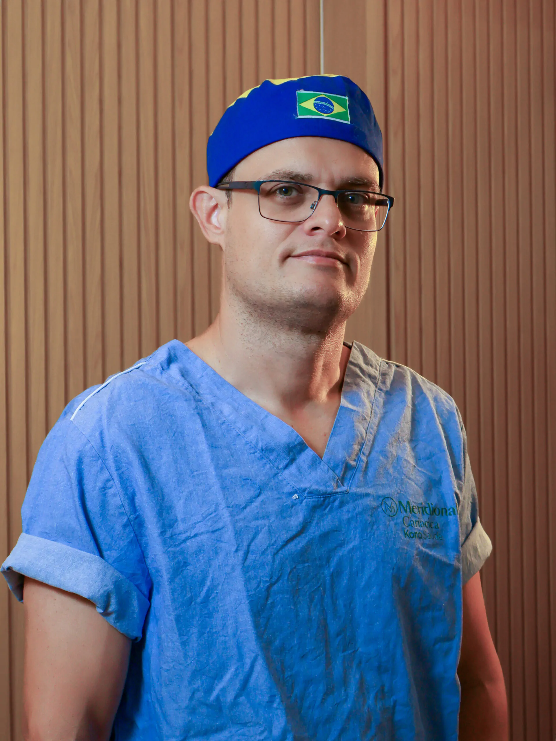 Dr. Jorge Moulim, cirurgião plástico, com roupa cirúrgica